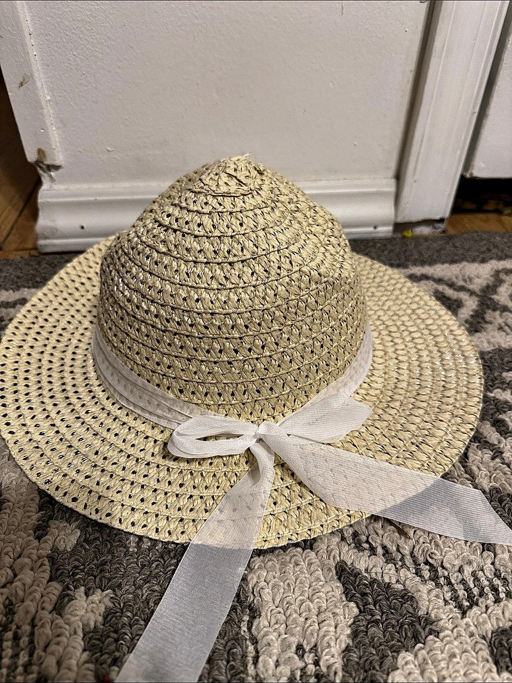 Wide Brim Sun Hat in Beige & White Like New